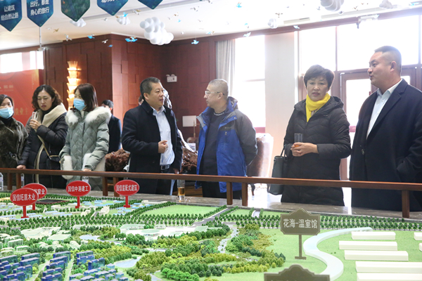 18.桑立濤總經(jīng)理向考察團(tuán)介紹項(xiàng)目情況_副本.jpg 18.桑立濤總經(jīng)理向考察團(tuán)介紹項(xiàng)目情況_副本.jpg