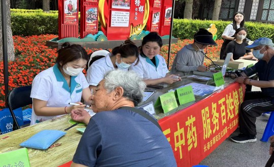 33.醫(yī)療公司免費義診活動現(xiàn)場_副本.jpg 33.醫(yī)療公司免費義診活動現(xiàn)場_副本.jpg