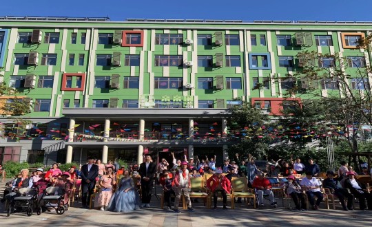 25.養(yǎng)老公司親親園“9周年”慶典合影留念(圖片清晰度及亮度幫忙調(diào)整)_副本.jpg 25.養(yǎng)老公司親親園“9周年”慶典合影留念(圖片清晰度及亮度幫忙調(diào)整)_副本.jpg