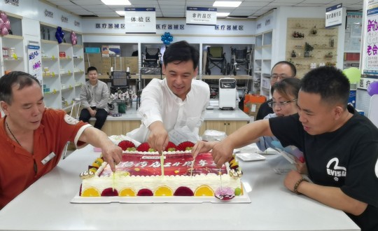 26.藥業(yè)公司24周年店慶切蛋糕儀式現(xiàn)場_副本.jpg 26.藥業(yè)公司24周年店慶切蛋糕儀式現(xiàn)場_副本.jpg