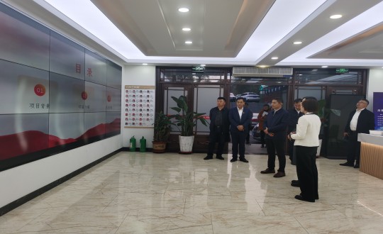 30.朝陽區(qū)委書記許軍一行認真聆聽解菲總匯報工作_副本.jpg 30.朝陽區(qū)委書記許軍一行認真聆聽解菲總匯報工作_副本.jpg