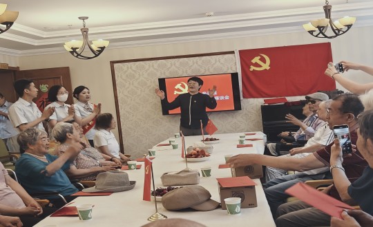 2024年7月1日，養(yǎng)老公司長影家舉辦“七一建黨節(jié)座談會”_副本.jpg