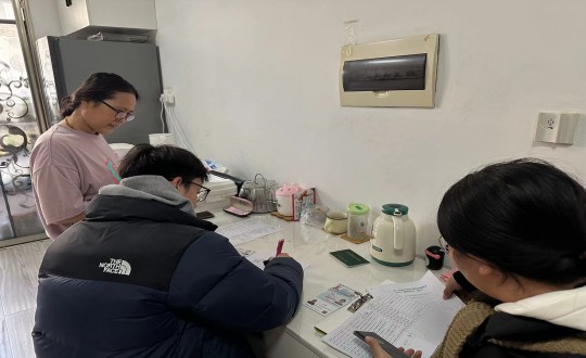 22.健康產(chǎn)業(yè)集團居家事業(yè)部工作人員上門介紹“長護險”服務_副本.jpg 22.健康產(chǎn)業(yè)集團居家事業(yè)部工作人員上門介紹“長護險”服務_副本.jpg