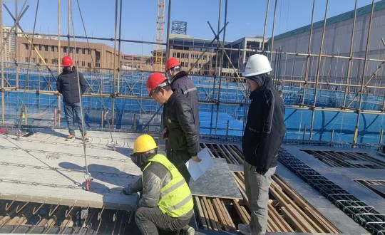 6.裝配式總公司技術(shù)員在惠澤高中工地現(xiàn)場核查疊合板尺寸與點(diǎn)位偏差問題_副本.jpg 6.裝配式總公司技術(shù)員在惠澤高中工地現(xiàn)場核查疊合板尺寸與點(diǎn)位偏差問題_副本.jpg