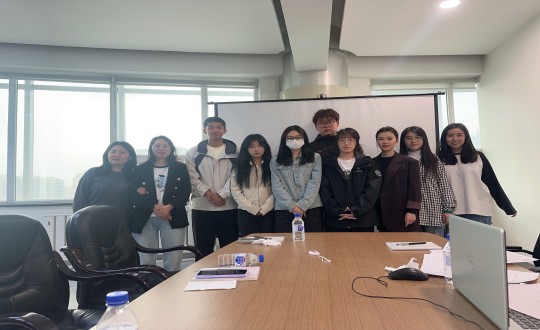 24.長(zhǎng)春大學(xué)學(xué)子與國(guó)信健康產(chǎn)業(yè)集團(tuán)居家事業(yè)部員工合影留念_副本.jpg 24.長(zhǎng)春大學(xué)學(xué)子與國(guó)信健康產(chǎn)業(yè)集團(tuán)居家事業(yè)部員工合影留念_副本.jpg