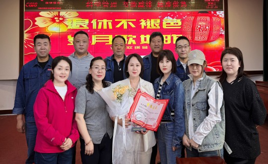 8.供熱總公司新城分公司為客服員張雷舉辦退休儀式_副本.jpg 8.供熱總公司新城分公司為客服員張雷舉辦退休儀式_副本.jpg