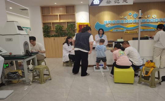 15.醫(yī)療公司“科學(xué)評(píng)估，助力成長”兒童義診活動(dòng)現(xiàn)場_副本.jpg
