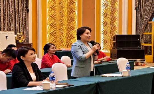 15.李瓊?cè)A總經(jīng)理在酒店公司秋季趣味運(yùn)動會上發(fā)言_副本.jpg 15.李瓊?cè)A總經(jīng)理在酒店公司秋季趣味運(yùn)動會上發(fā)言_副本.jpg