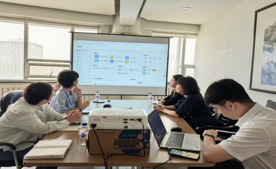 17.解總參加“銀發(fā)產(chǎn)業(yè)云”平臺(tái)現(xiàn)場(chǎng)演示會(huì)_副本.jpg 17.解總參加“銀發(fā)產(chǎn)業(yè)云”平臺(tái)現(xiàn)場(chǎng)演示會(huì)_副本.jpg