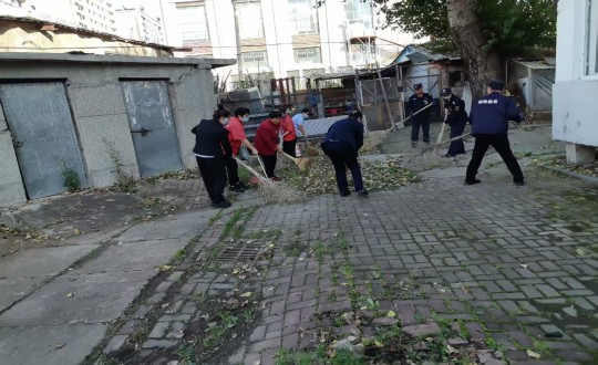 16.物業(yè)總公司敦化項(xiàng)目來(lái)到無(wú)物業(yè)瀝青站小區(qū)進(jìn)行清掃行動(dòng)_副本.jpg 16.物業(yè)總公司敦化項(xiàng)目來(lái)到無(wú)物業(yè)瀝青站小區(qū)進(jìn)行清掃行動(dòng)_副本.jpg