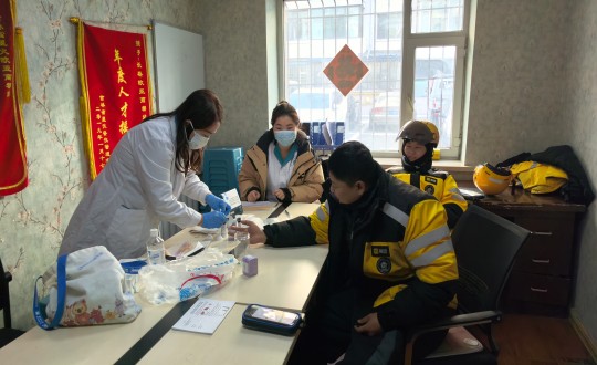 13.醫(yī)療公司為美團(tuán)快遞小哥進(jìn)行免費(fèi)血壓測量和乙肝兩對半檢測服務(wù)_副本.jpg 13.醫(yī)療公司為美團(tuán)快遞小哥進(jìn)行免費(fèi)血壓測量和乙肝兩對半檢測服務(wù)_副本.jpg